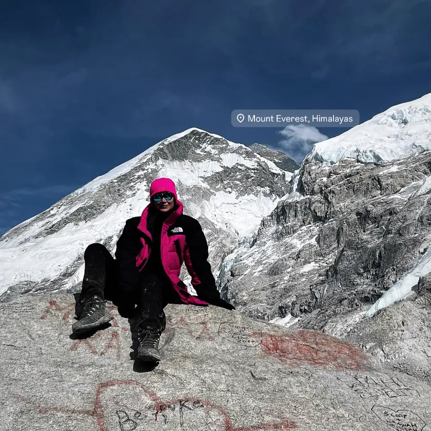 Olga Pabjan w bazie pod Mount Everest w Himalajach, na tle ośnieżonego szczytu
